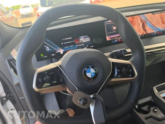 2026 BMW iX xDrive45 - miniatura 10