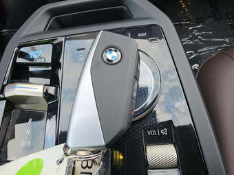 2026 BMW iX xDrive45 - miniatura 8