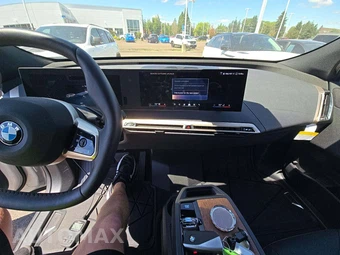 2026 BMW iX xDrive45 - miniatura 10