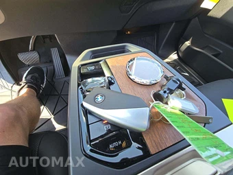 2026 BMW iX xDrive45 - miniatura 8