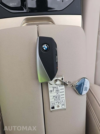 2026 BMW iX xDrive60 - miniatura 8
