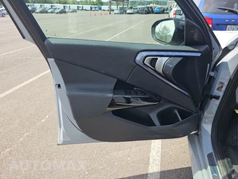 2026 BMW X3 M50 – miniatura 9