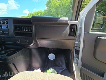 2026 Chevrolet Express 3500 Passenger Van LS 1LS 155.1" WB - miniatura 16