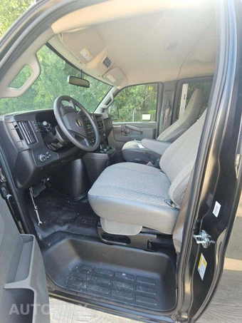 2026 Chevrolet Express 3500 Passenger Van LS 1LS 155.1" WB - miniatura 6