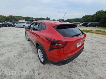 2026 Chevrolet Trax LS - miniatura 2