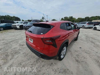 2026 Chevrolet Trax LS - miniatura 3
