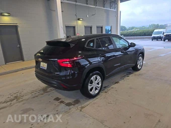 2026 Chevrolet Trax LS – miniatura 3