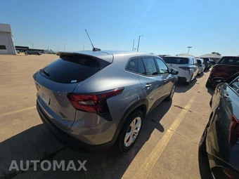 2026 Chevrolet Trax LS – miniatura 3