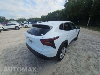 2026 Chevrolet Trax LS - miniatura 3