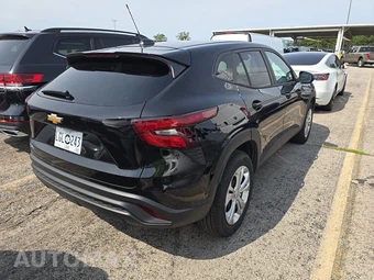 2026 Chevrolet Trax LS - miniatura 4