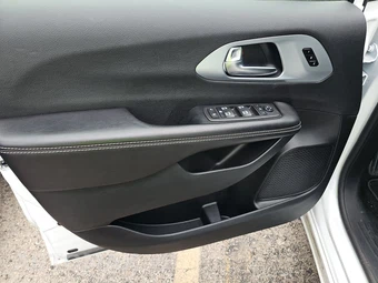 2026 Chrysler Pacifica Limited – miniatura 9