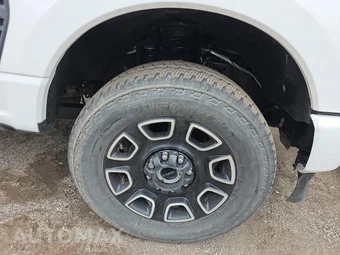 2026 Ford Super Duty F-250 Platinum Crew Cab Medium Bed - miniatura 9
