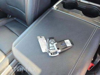 2026 Ford Super Duty F-350 Lariat Crew Cab Medium Bed - miniatura 9