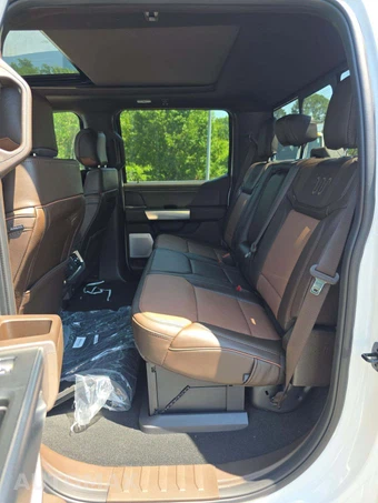 2026 Ford Super Duty F-450 King Ranch Crew Cab Long Bed DRW - miniatura 13