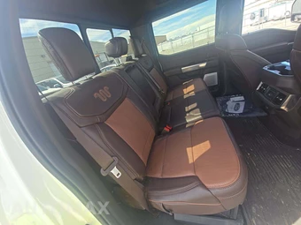 2026 Ford Super Duty F-450 King Ranch Crew Cab Long Bed DRW - miniatura 16