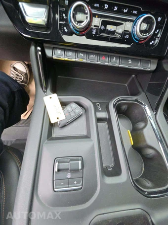 2026 GMC Sierra 3500HD AT4 Crew Cab Medium Bed - miniatura 8