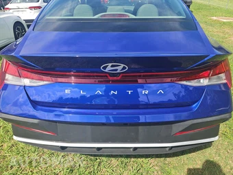 2026 Hyundai Elantra SE - miniatura 5