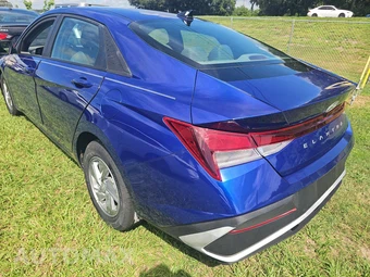 2026 Hyundai Elantra SE - miniatura 6