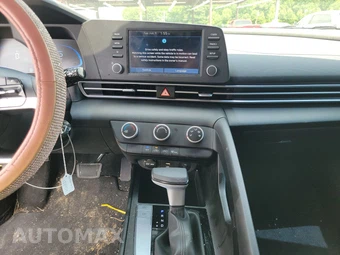 2026 Hyundai Elantra SE – miniatura 11