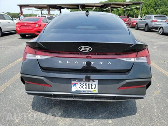 2026 Hyundai Elantra SE – miniatura 5