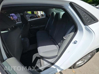 2026 Hyundai Elantra SE - miniatura 10
