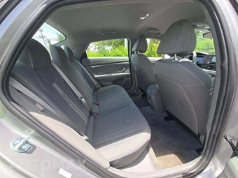 2026 Hyundai Elantra SEL Sport - miniatura 13
