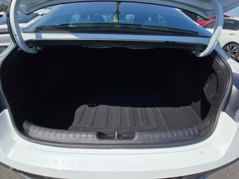2026 Hyundai Elantra SEL Sport - miniatura 17