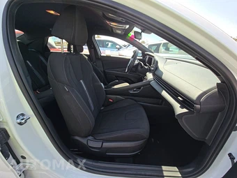 2026 Hyundai Elantra SEL Sport - miniatura 8
