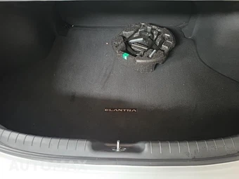 2026 Hyundai Elantra SEL Sport - miniatura 13