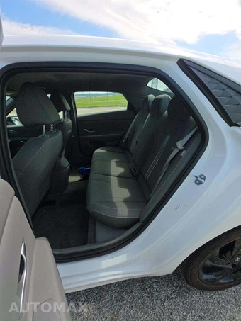 2026 Hyundai Elantra SEL Sport - miniatura 10