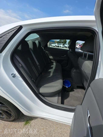 2026 Hyundai Elantra SEL Sport - miniatura 13