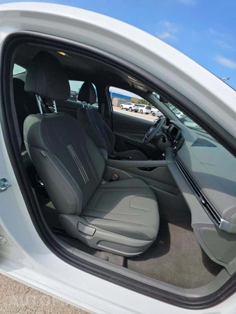 2026 Hyundai Elantra SEL Sport - miniatura 15