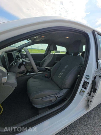 2026 Hyundai Elantra SEL Sport - miniatura 3