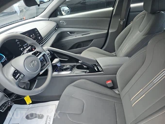 2026 Hyundai Elantra SEL Sport - miniatura 7