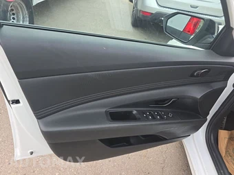2026 Hyundai Elantra SEL Sport - miniatura 9