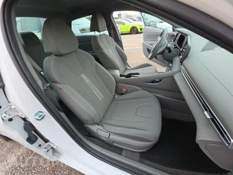 2026 Hyundai Elantra SEL Sport - miniatura 14