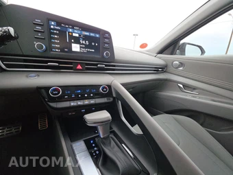 2026 Hyundai Elantra SEL Sport - miniatura 17
