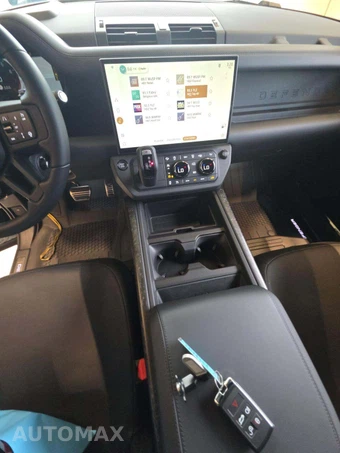 2026 Land Rover Defender 110 OCTA Black – miniatura 10