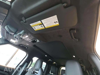 2026 Land Rover Defender 110 OCTA Black – miniatura 11