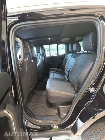 2026 Land Rover Defender 110 OCTA Black – miniatura 13