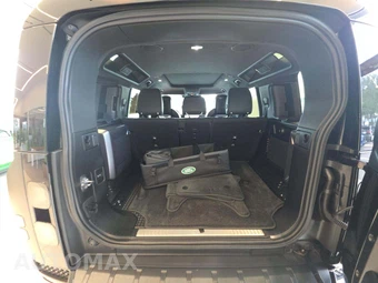 2026 Land Rover Defender 110 OCTA Black – miniatura 14