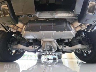2026 Land Rover Defender 110 OCTA Black – miniatura 15