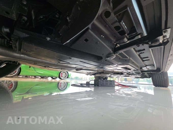 2026 Land Rover Defender 110 OCTA Black – miniatura 17