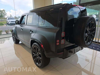 2026 Land Rover Defender 110 OCTA Black – miniatura 2