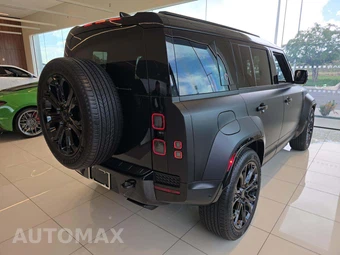 2026 Land Rover Defender 110 OCTA Black – miniatura 3