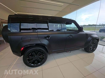 2026 Land Rover Defender 110 OCTA Black – miniatura 4