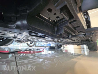 2026 Land Rover Defender 110 OCTA Black – miniatura 7
