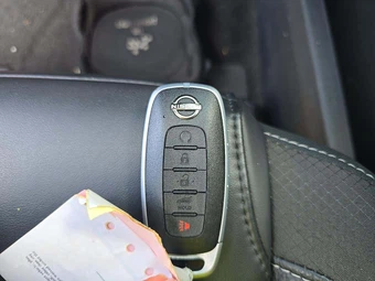 2026 Nissan Pathfinder SL – miniatura 5