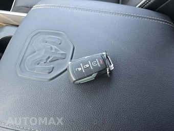 2026 Ram 1500 Laramie Crew Cab Short Bed - miniatura 8