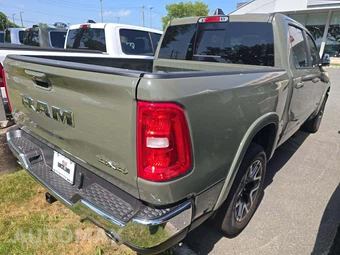 2026 Ram 1500 Laramie Crew Cab Short Bed – miniatura 3